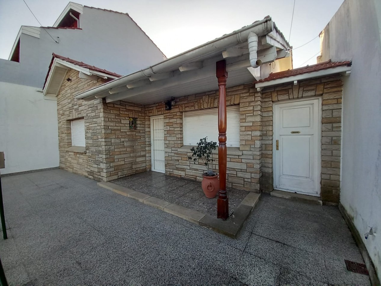 VENTA CASA 4 AMBIENTES S/LOTE PROPIO CON PATIO Y JARDIN