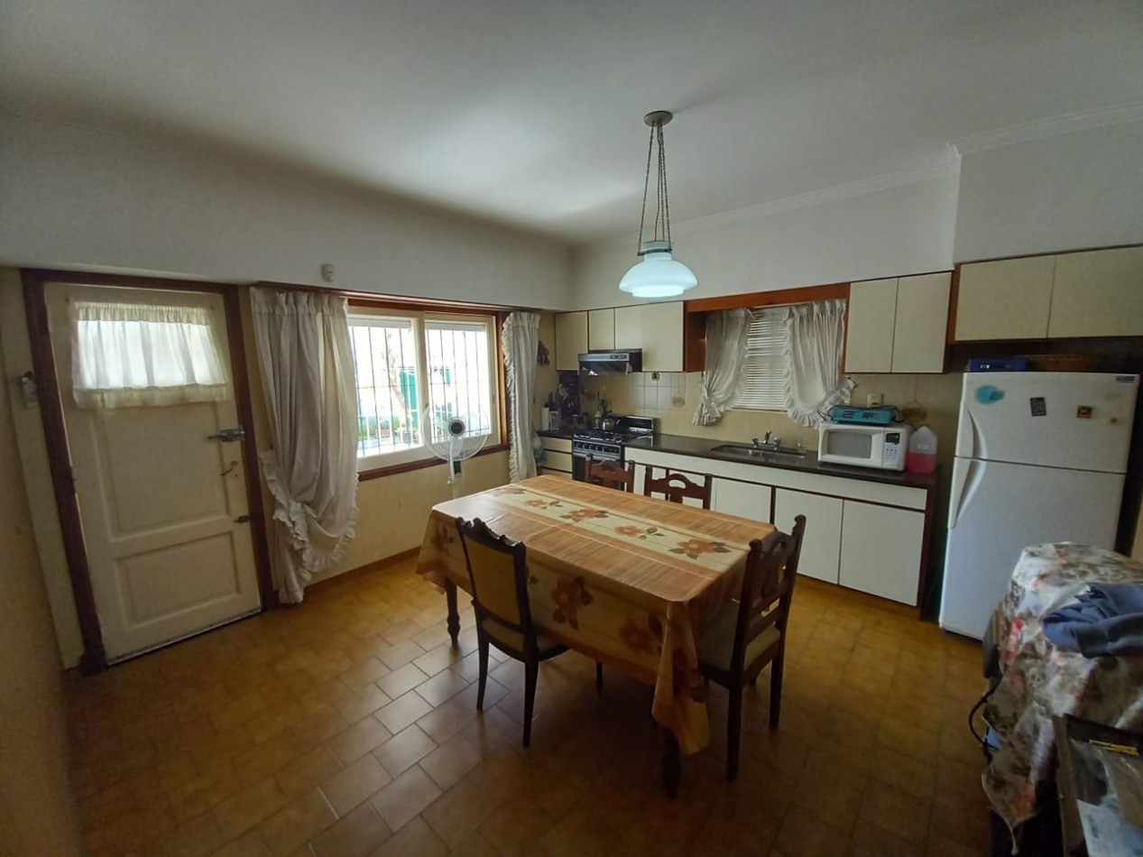 VENTA CASA 4 AMBIENTES S/LOTE PROPIO CON PATIO Y JARDIN