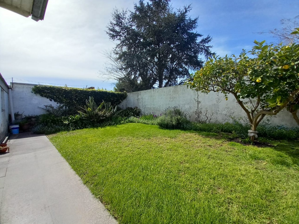 VENTA CASA 4 AMBIENTES S/LOTE PROPIO CON PATIO Y JARDIN